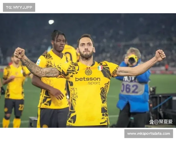 恰尔汗奥卢点射破门，国米主场球迷掀起人浪庆祝